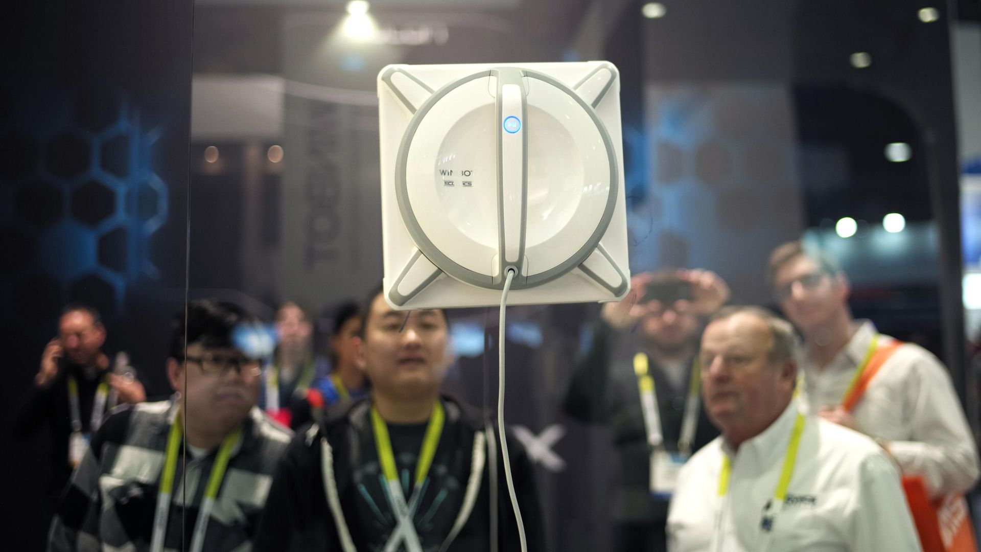 Робот для мытья окон Winbot на стенде компании Ecovacs Robotics Робот для мытья окон Winbot на стенде компании Ecovacs Robotics - РИА Новости, 1920, 13.04.2023