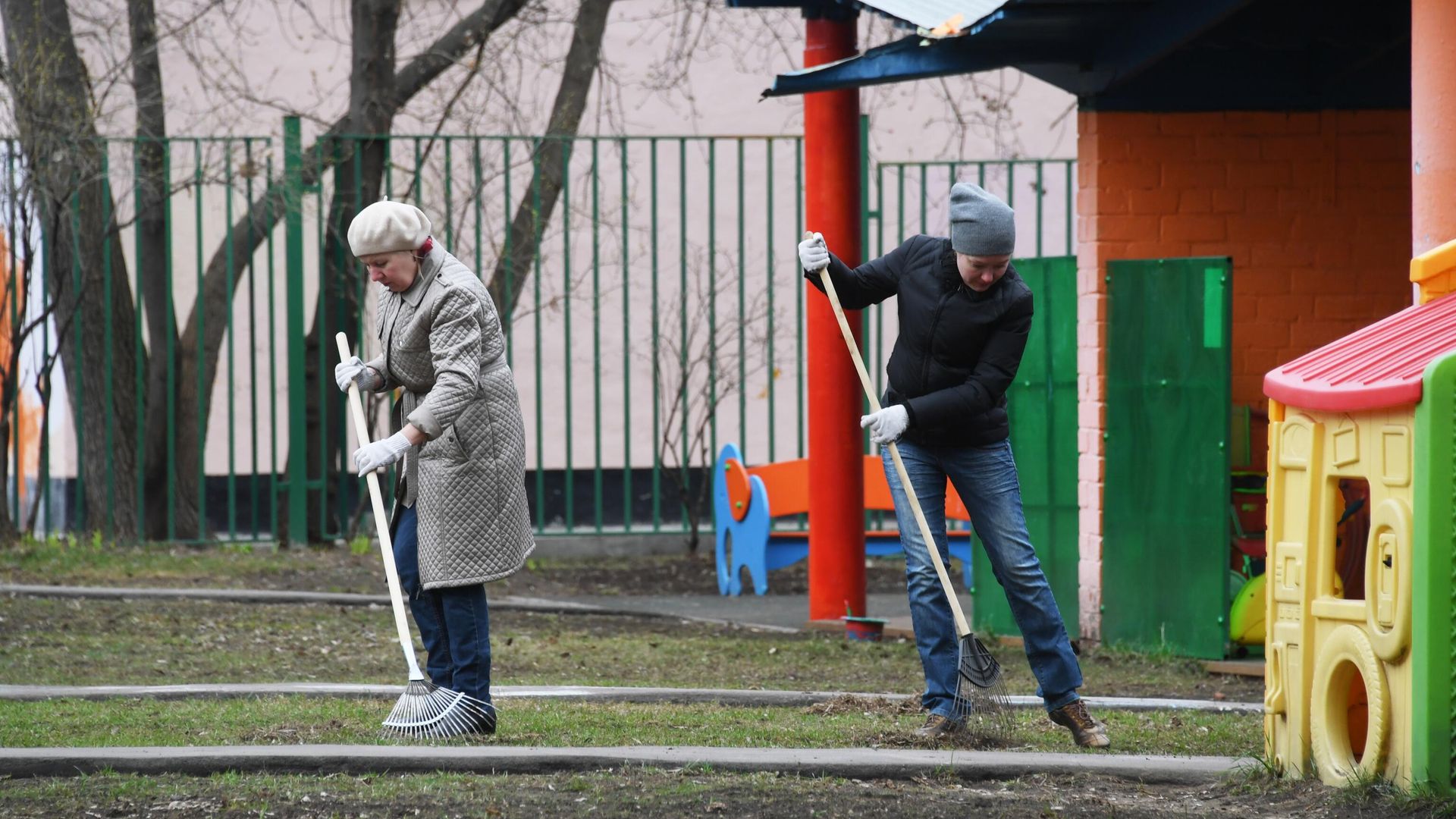 Жители города участвуют в уборке двора на улице Знаменская во время общегородского субботника в Москве. Жители города участвуют в уборке двора на улице Знаменская во время общегородского субботника в Москве. - РИА Новости, 1920, 03.05.2025
