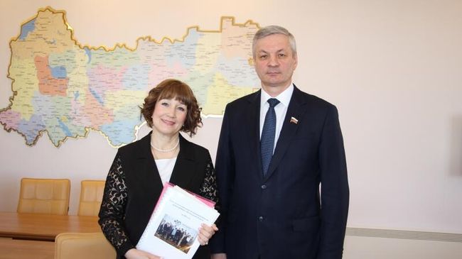 Уполномоченный по правам ребенка Ольга Смирнова и глава Заксобрания Вологодской области Андрей Луценко во время встречи Уполномоченный по правам ребенка Ольга Смирнова и глава Заксобрания Вологодской области Андрей Луценко во время встречи