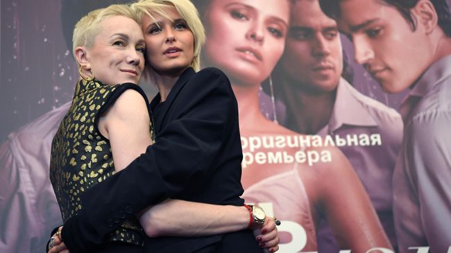 Актрисы Дарья Мороз и Любовь Аксенова на премьере сериала Жить жизнь в кинотеатре Художественный в Москве Актрисы Дарья Мороз и Любовь Аксенова на премьере сериала Жить жизнь в кинотеатре Художественный в Москве