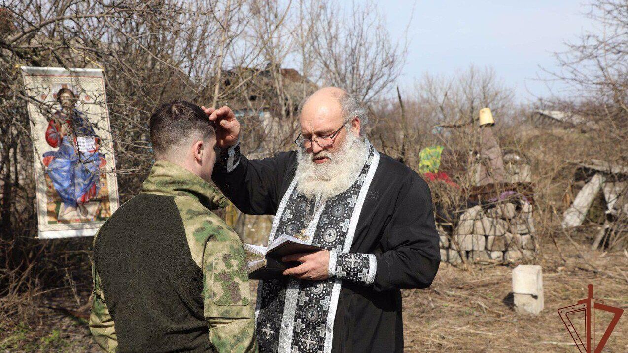 Хоругвь из Соловецкого монастыря в преддверии Пасхи привезли на позиции Росгвардии в зоне спецоперации - РИА Новости, 1920, 13.04.2023