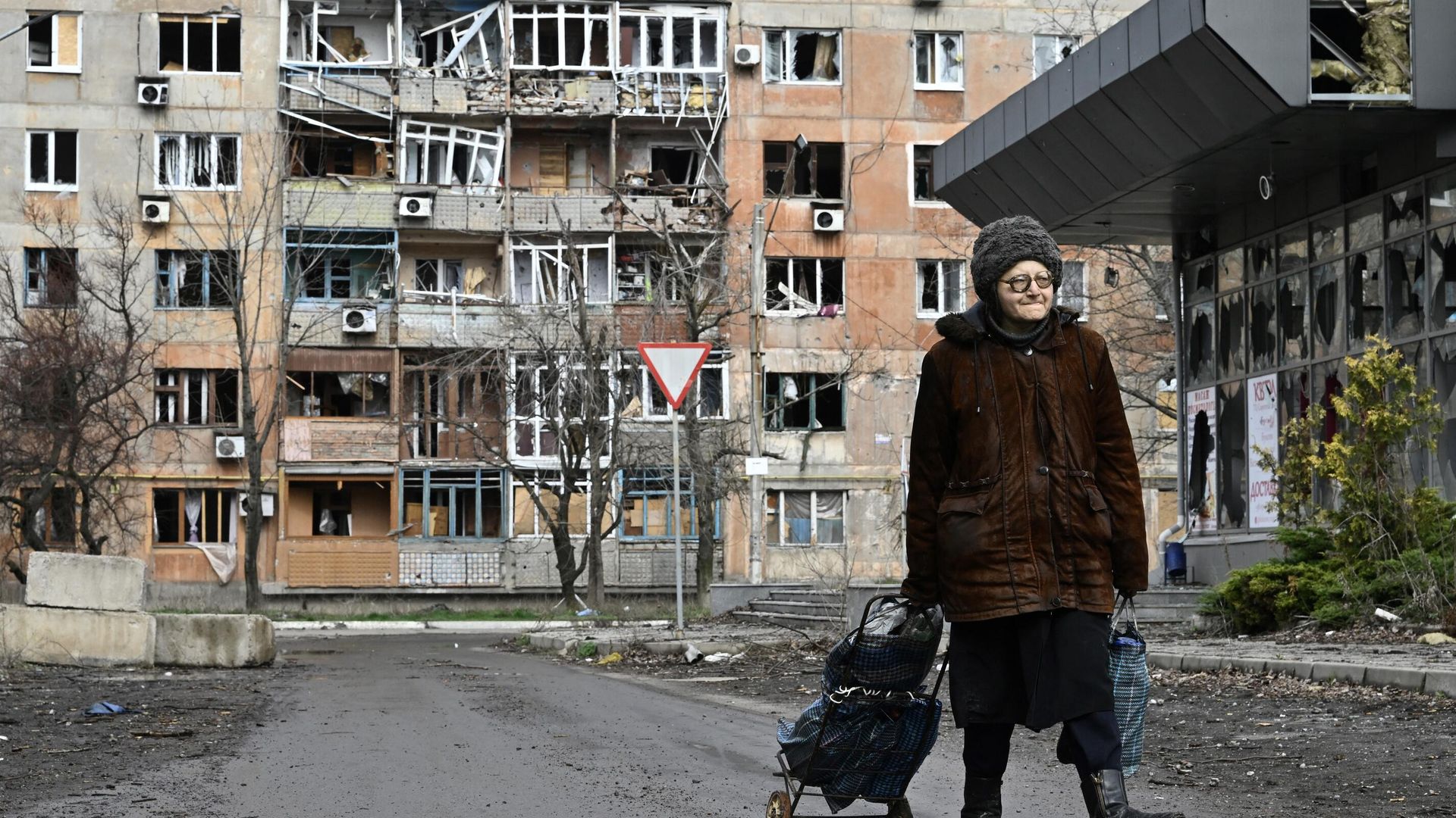 Местная жительница на улице в Авдеевке Местная жительница на улице в Авдеевке - РИА Новости, 1920, 19.04.2023