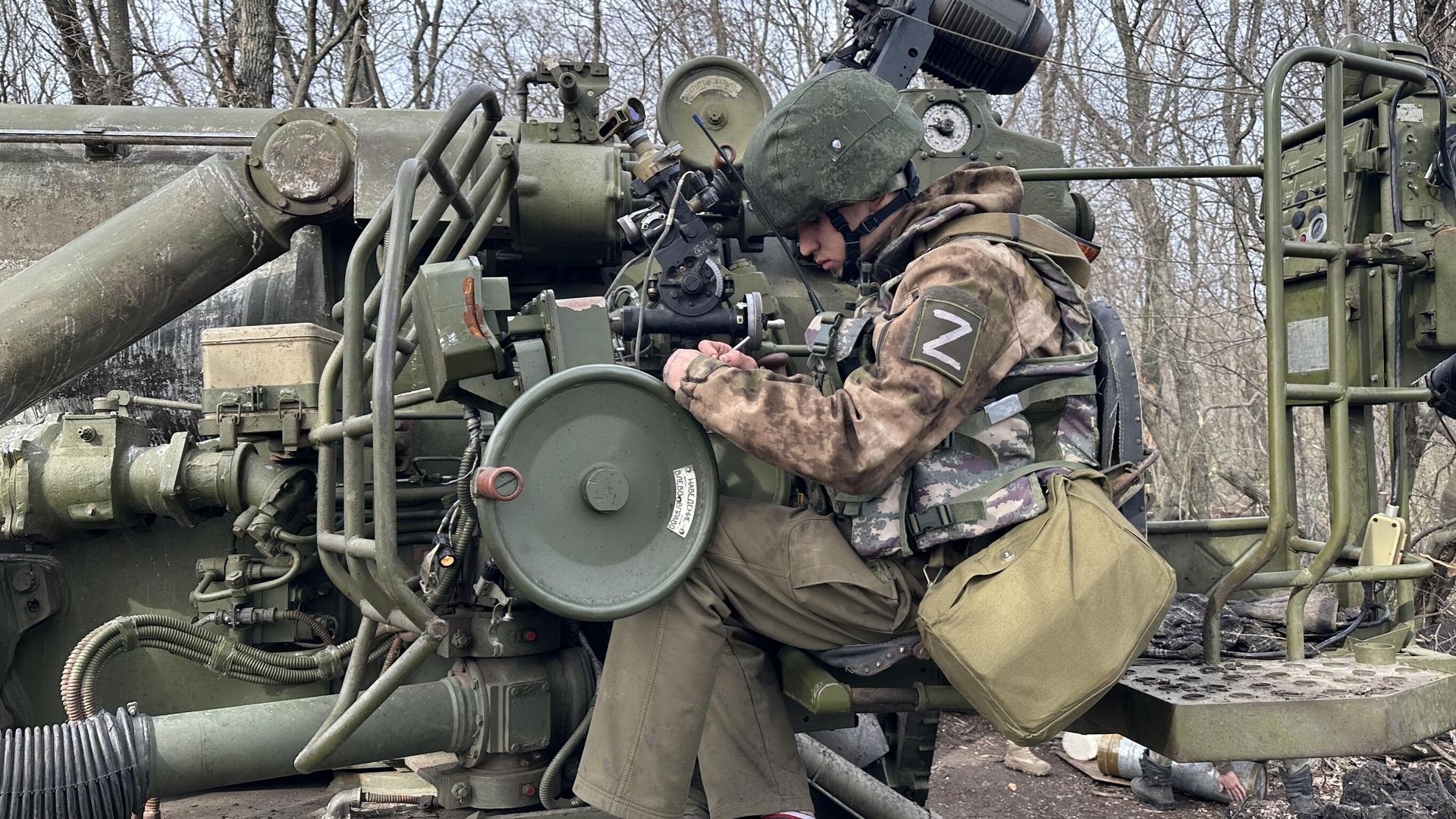 Боец расчета вносит данные для стрельбы Боец расчета вносит данные для стрельбы - РИА Новости, 1920, 18.04.2023