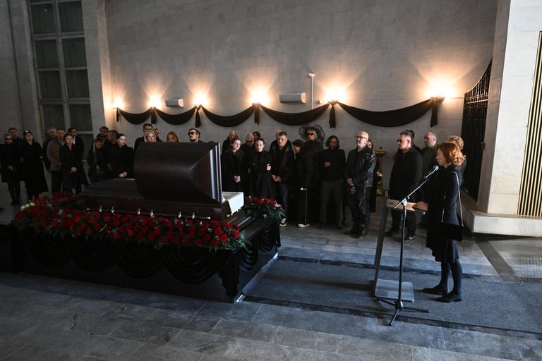 Люди на церемонии прощания с писателем Эдуардом Багировым в зале прощаний Троекуровского кладбища в Москве Люди на церемонии прощания с писателем Эдуардом Багировым в зале прощаний Троекуровского кладбища в Москве