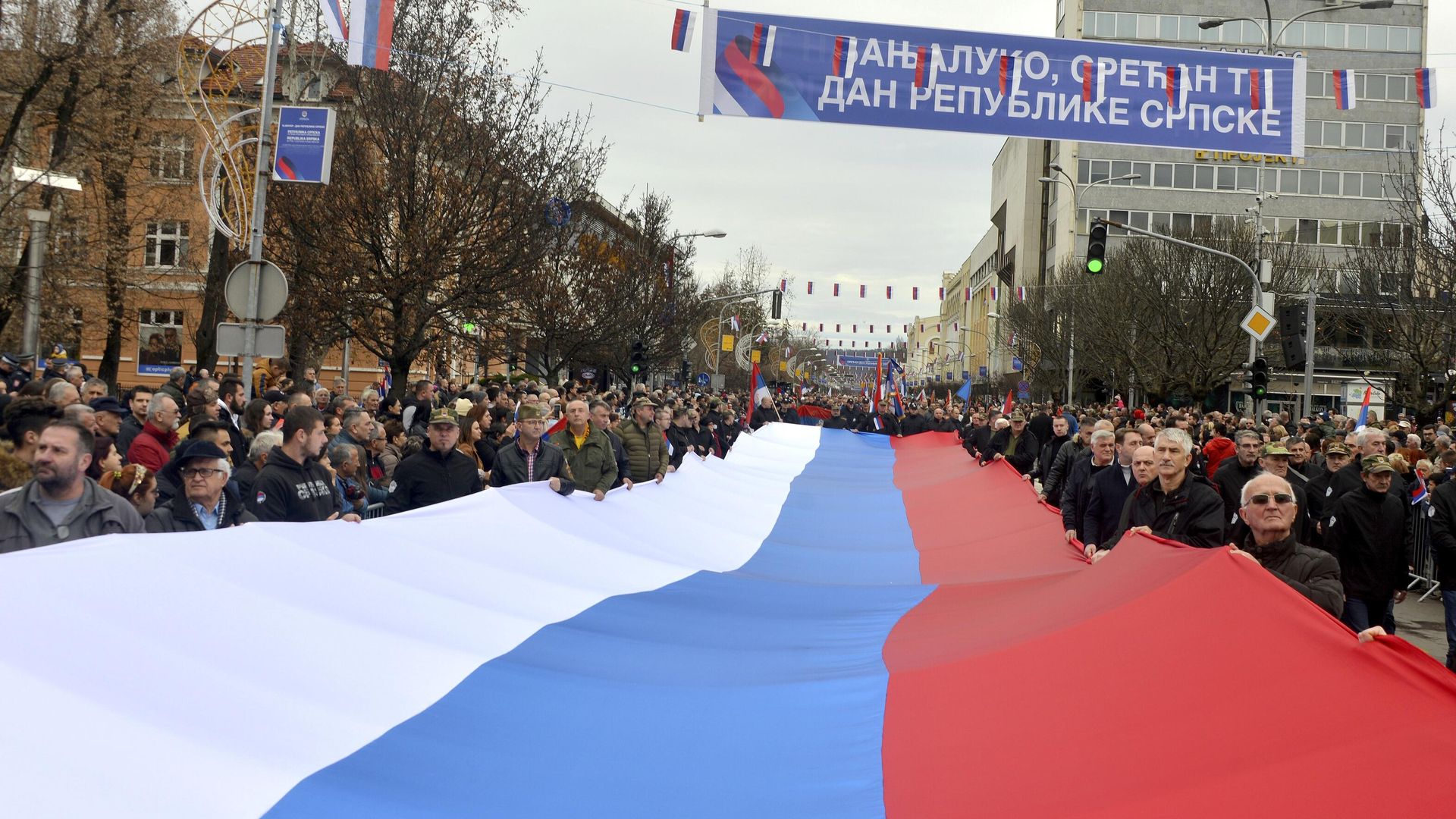 Боснийские сербы с сербским флагом во время празднования Дня Республики Сербской в городе Баня-Лука Боснийские сербы с сербским флагом во время празднования Дня Республики Сербской в городе Баня-Лука - РИА Новости, 1920, 17.03.2025