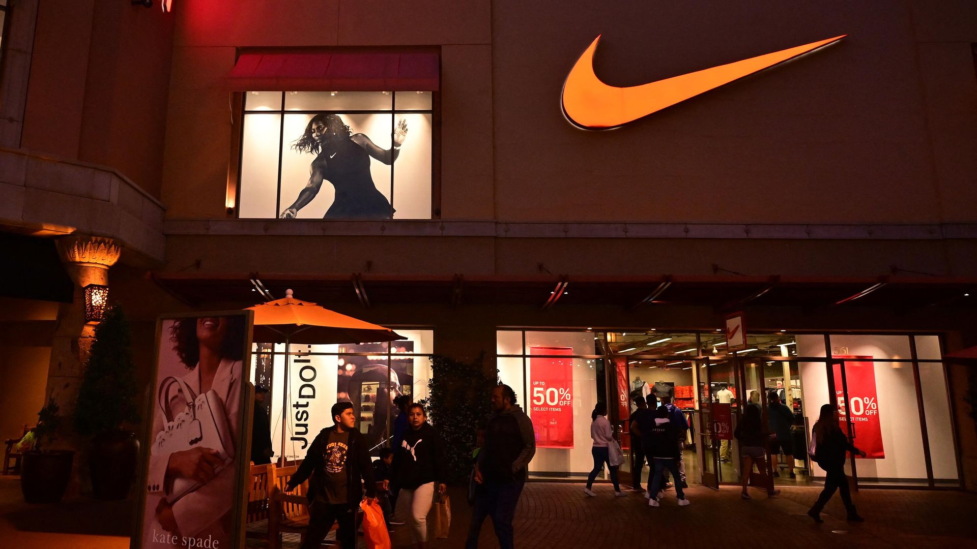 Покупатели выходят из магазина Nike в Лос-Анджелесе - РИА Новости, 1920, 15.04.2023
