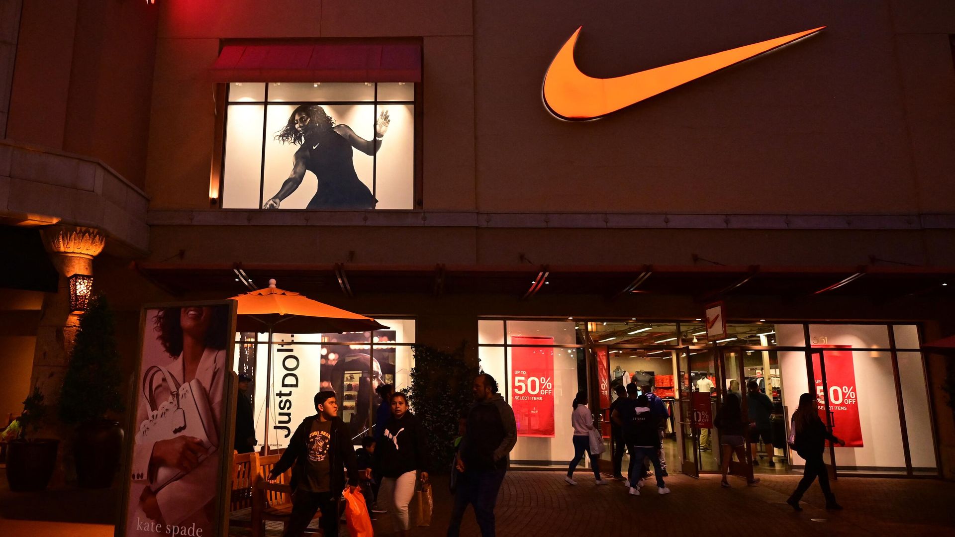 Покупатели выходят из магазина Nike в Лос-Анджелесе Покупатели выходят из магазина Nike в Лос-Анджелесе - РИА Новости, 1920, 15.04.2023