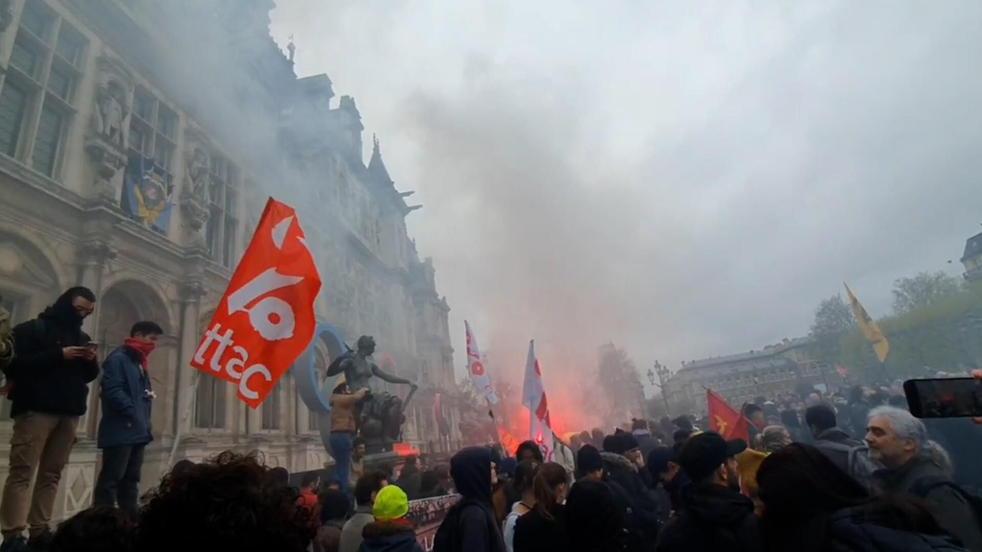 Митинг перед мэрией Парижа в знак протеста против принятой пенсионной реформы Митинг перед мэрией Парижа в знак протеста против принятой пенсионной реформы - РИА Новости, 1920, 14.04.2023