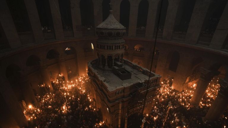 Паломники держат свечи во время церемонии схождения Благодатного огня в храме Гроба Господня Паломники держат свечи во время церемонии схождения Благодатного огня в храме Гроба Господня