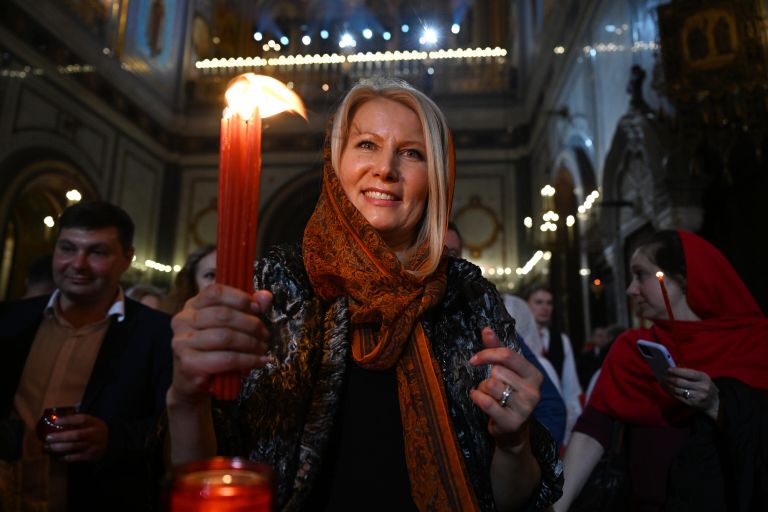 Прихожане в храме Христа Спасителя зажигают свечи от Благодатного огня после пасхального богослужения Прихожане в храме Христа Спасителя зажигают свечи от Благодатного огня после пасхального богослужения