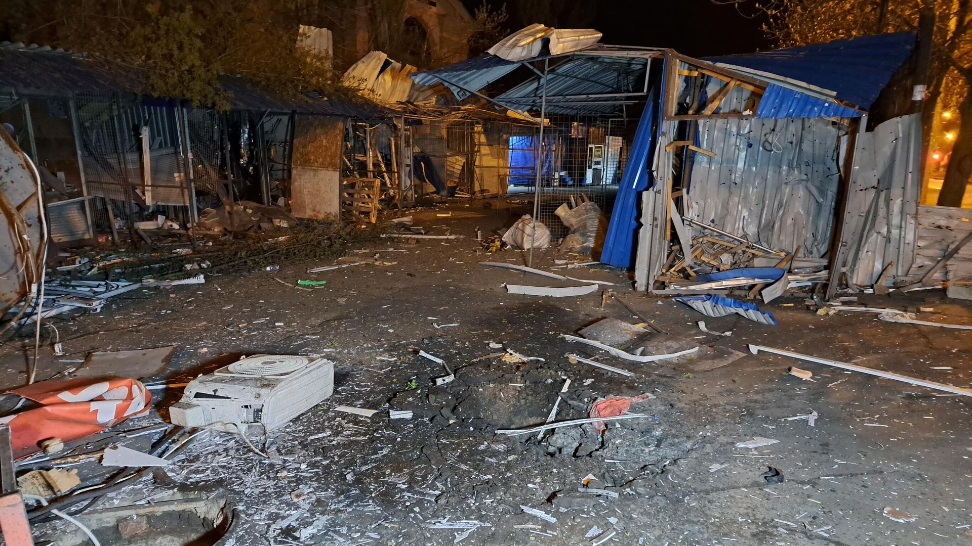 Повреждения после обстрела центра Донецка со стороны ВСУ  в пасхальную ночь - РИА Новости, 1920, 16.04.2023