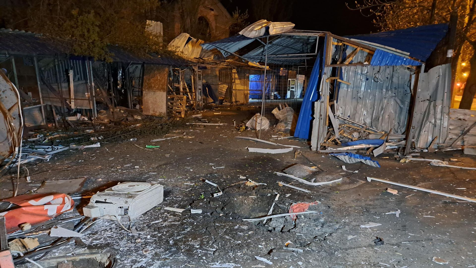 Повреждения после обстрела центра Донецка со стороны ВСУ в пасхальную ночь Повреждения после обстрела центра Донецка со стороны ВСУ в пасхальную ночь - РИА Новости, 1920, 16.04.2023