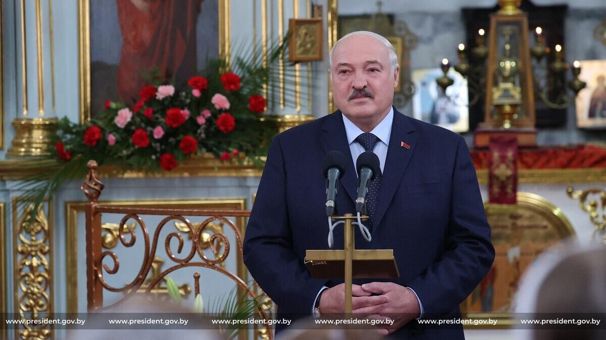 Президент Белоруссии Александр Лукашенко в праздник Пасхи в Спасо-Преображенском храме в Шклове Президент Белоруссии Александр Лукашенко в праздник Пасхи в Спасо-Преображенском храме в Шклове - РИА Новости, 1920, 16.04.2023