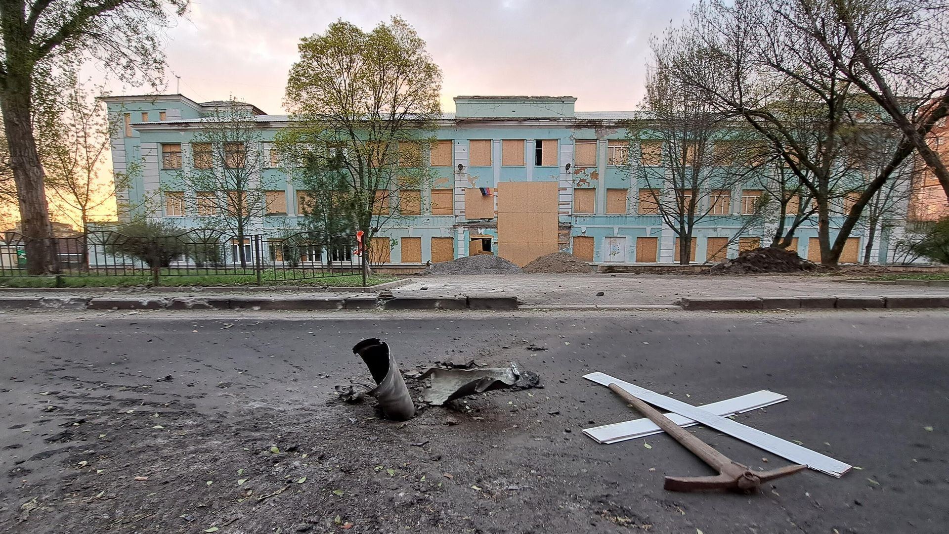 Фрагмент ракеты после обстрела центра Донецка со стороны ВСУ в пасхальную ночь Фрагмент ракеты после обстрела центра Донецка со стороны ВСУ в пасхальную ночь - РИА Новости, 1920, 16.04.2023