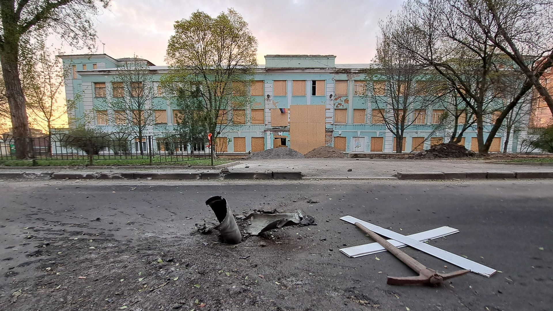 Фрагмент ракеты после обстрела центра Донецка со стороны ВСУ в пасхальную ночь Фрагмент ракеты после обстрела центра Донецка со стороны ВСУ в пасхальную ночь - РИА Новости, 1920, 16.04.2023