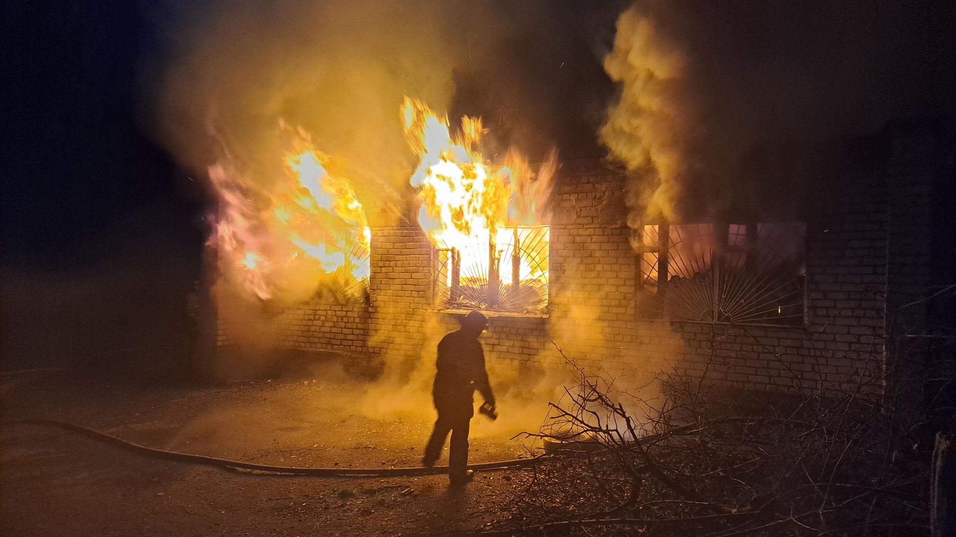 Пожар, возникший в результате обстрела центра Донецка со стороны ВСУ в пасхальную ночь Пожар, возникший в результате обстрела центра Донецка со стороны ВСУ в пасхальную ночь - РИА Новости, 1920, 16.04.2023