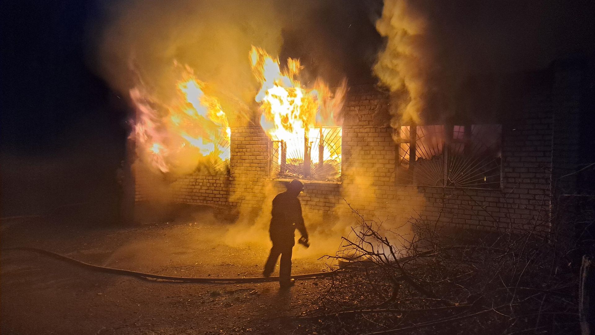Пожар, возникший в результате обстрела центра Донецка со стороны ВСУ в пасхальную ночь Пожар, возникший в результате обстрела центра Донецка со стороны ВСУ в пасхальную ночь - РИА Новости, 1920, 16.04.2023