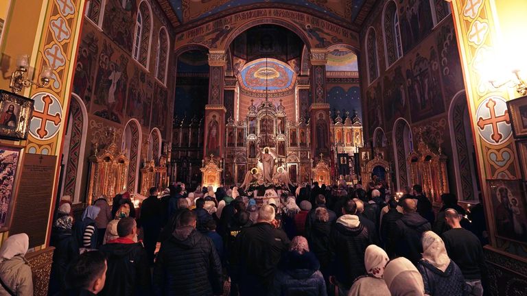 Верующие на праздничном пасхальном богослужении в Свято-Николаевском кафедральном соборе в Мариуполе Верующие на праздничном пасхальном богослужении в Свято-Николаевском кафедральном соборе в Мариуполе