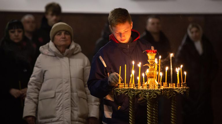 Верующие на праздничной пасхальной службе в Свято-Владимирском соборе Луганска Верующие на праздничной пасхальной службе в Свято-Владимирском соборе Луганска
