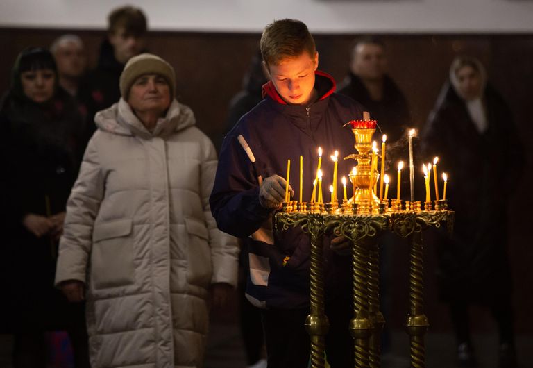 Верующие на праздничной пасхальной службе в Свято-Владимирском соборе Луганска Верующие на праздничной пасхальной службе в Свято-Владимирском соборе Луганска