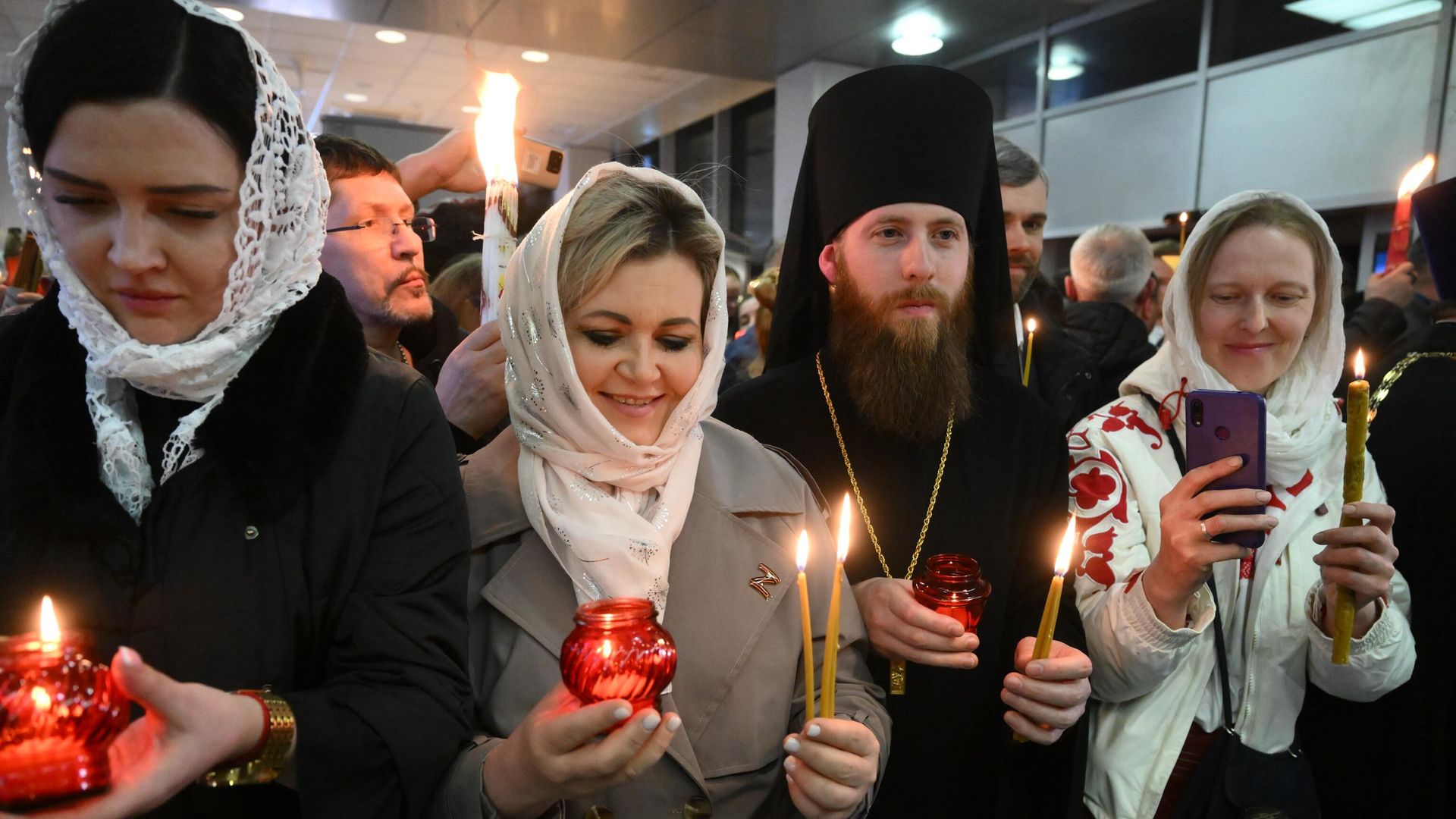 Встреча Благодатного огня в аэропорту Внуково-3 Встреча Благодатного огня в аэропорту Внуково-3 - РИА Новости, 1920, 16.04.2023