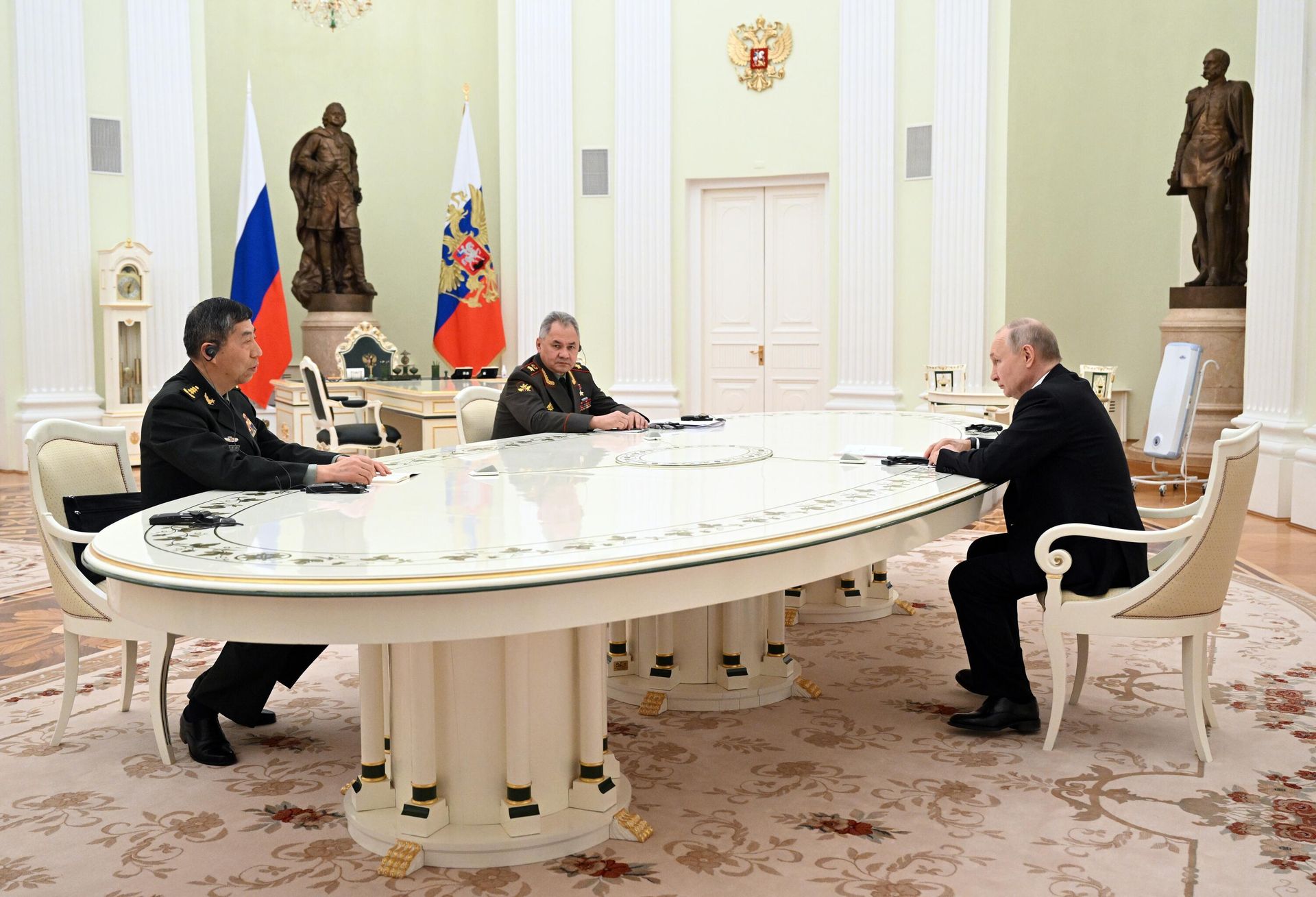 Президент России Владимир Путин и член Государственного совета КНР, министр обороны Китая Ли Шанфу во время встречи Президент России Владимир Путин и член Государственного совета КНР, министр обороны Китая Ли Шанфу во время встречи - РИА Новости, 1920, 17.04.2023