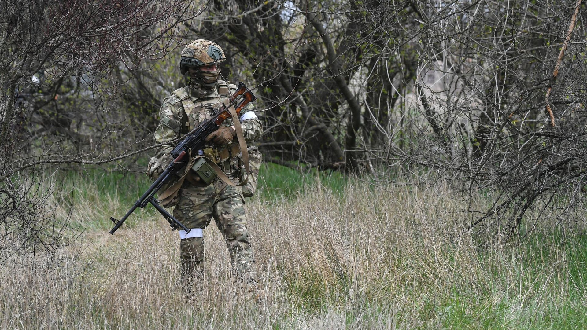 Военнослужащий подразделения ВДВ во время подготовки штурмовых групп на полигоне в южном секторе СВО Военнослужащий подразделения ВДВ во время подготовки штурмовых групп на полигоне в южном секторе СВО - РИА Новости, 1920, 27.04.2023