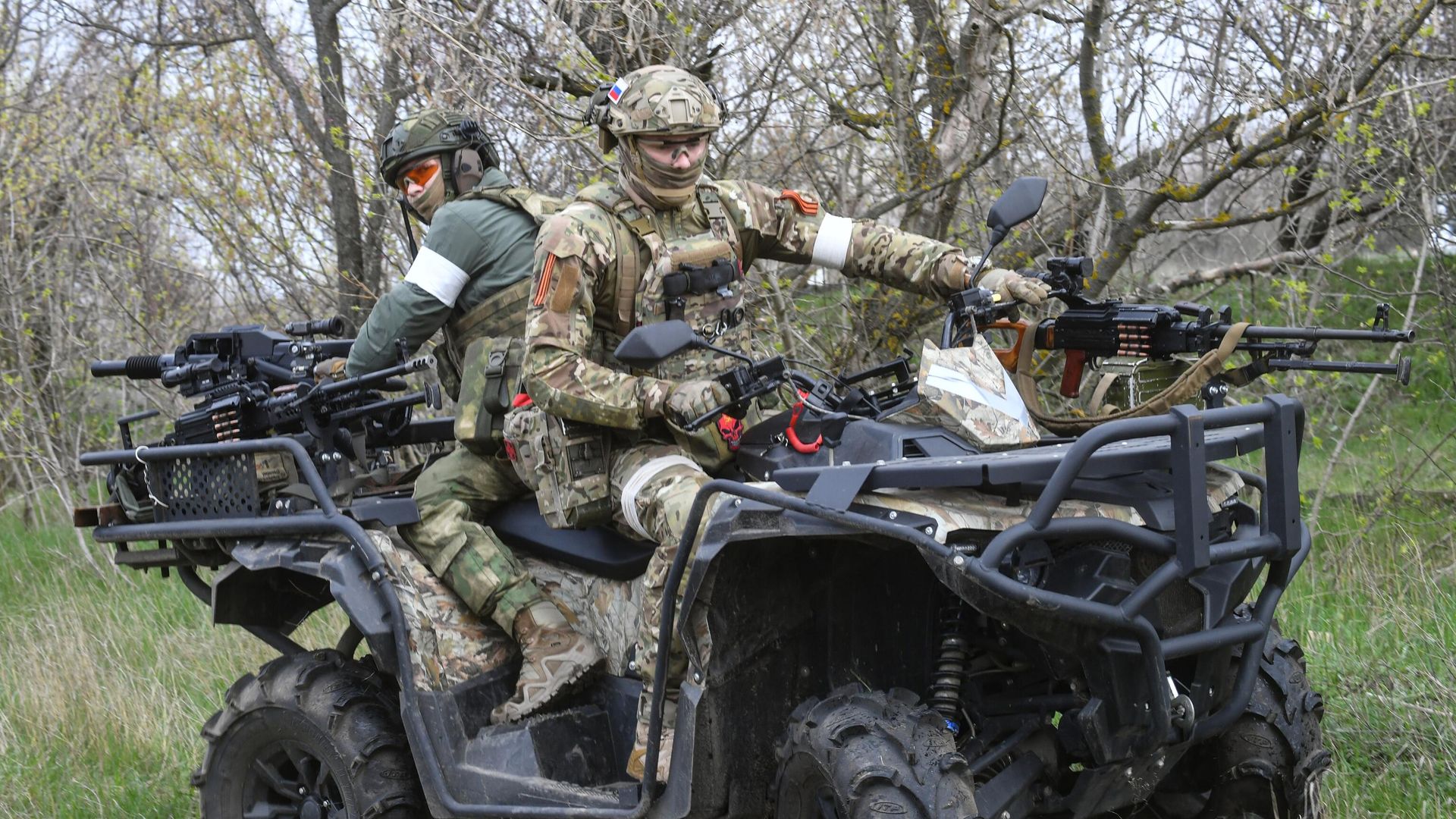Военнослужащие подразделения ВДВ на квадроцикле в южном секторе СВО Военнослужащие подразделения ВДВ на квадроцикле в южном секторе СВО - РИА Новости, 1920, 26.05.2023