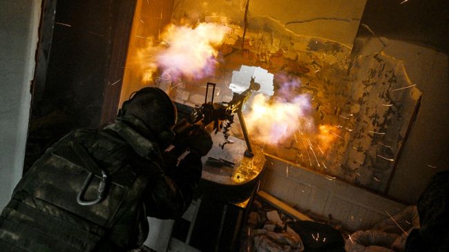 Боец ЧВК Вагнер ведет стрельбу по противнику из пулемета ДШК