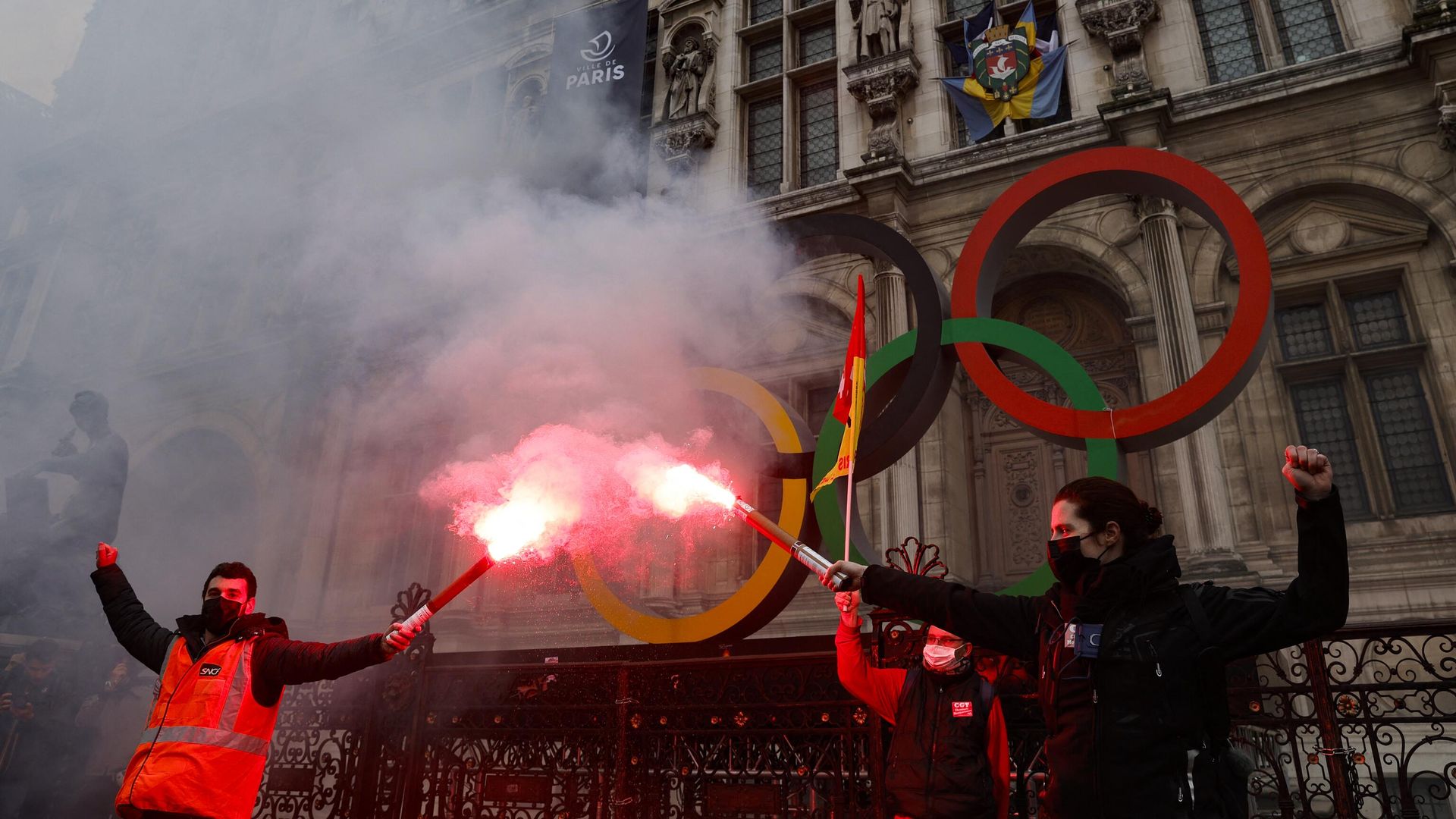 Участники акции против пенсионной реформы перед олимпийскими кольцами в Париже Участники акции против пенсионной реформы перед олимпийскими кольцами в Париже - РИА Новости, 1920, 18.04.2023
