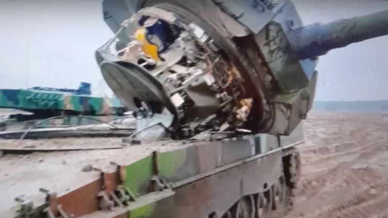 Танк Leopard 2A4 с оторванной башней. Скриншот видео Танк Leopard 2A4 с оторванной башней. Скриншот видео - РИА Новости, 1920, 18.04.2023