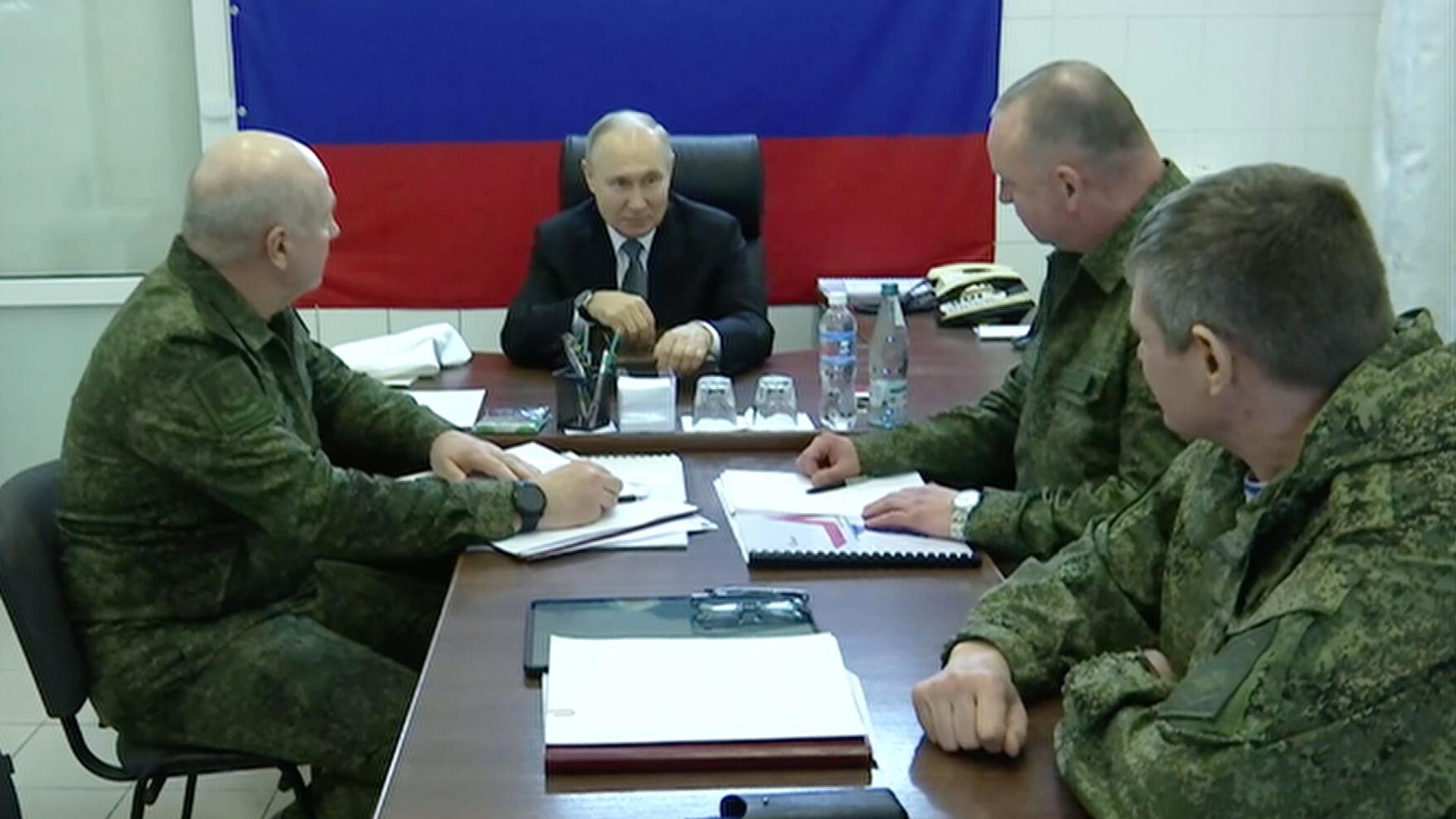 Президент России Владимир Путин во время посещения штаба группировки войск Днепр на Херсонском направлении. Кадр видео Президент России Владимир Путин во время посещения штаба группировки войск Днепр на Херсонском направлении. Кадр видео - РИА Новости, 1920, 18.04.2023