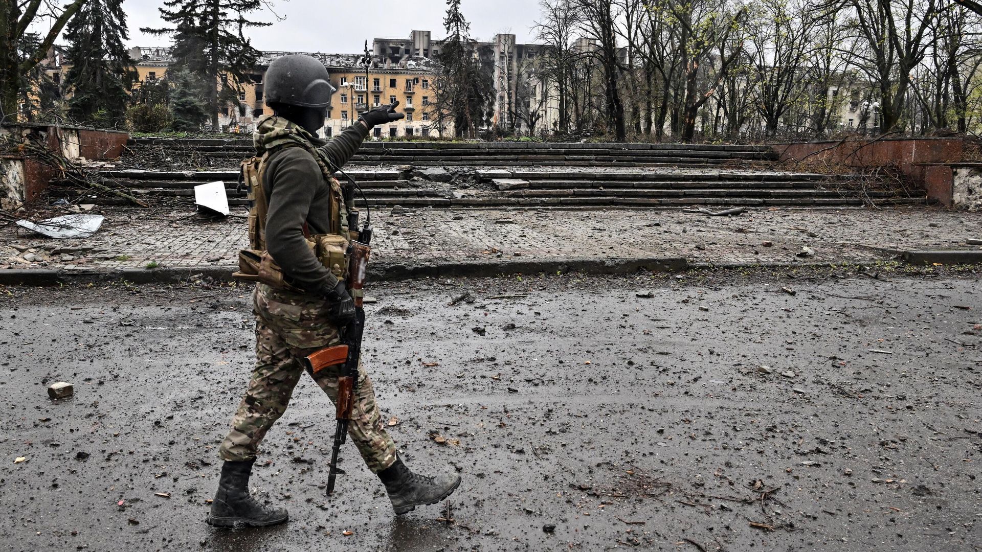 Боец ЧВК Вагнер в центре города Артемовска Боец ЧВК Вагнер в центре города Артемовска - РИА Новости, 1920, 22.04.2023