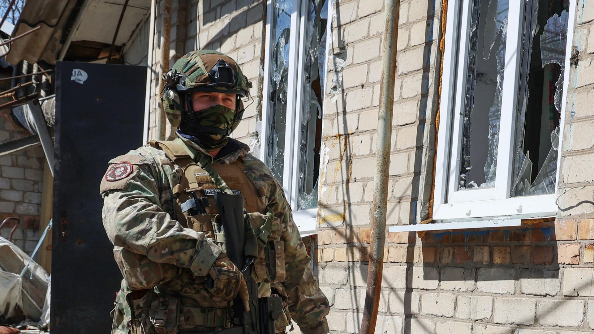 Боец ЧВК Вагнер осматривает дом в частном секторе освобожденной части Артемовска Боец ЧВК Вагнер осматривает дом в частном секторе освобожденной части Артемовска - РИА Новости, 1920, 30.04.2023