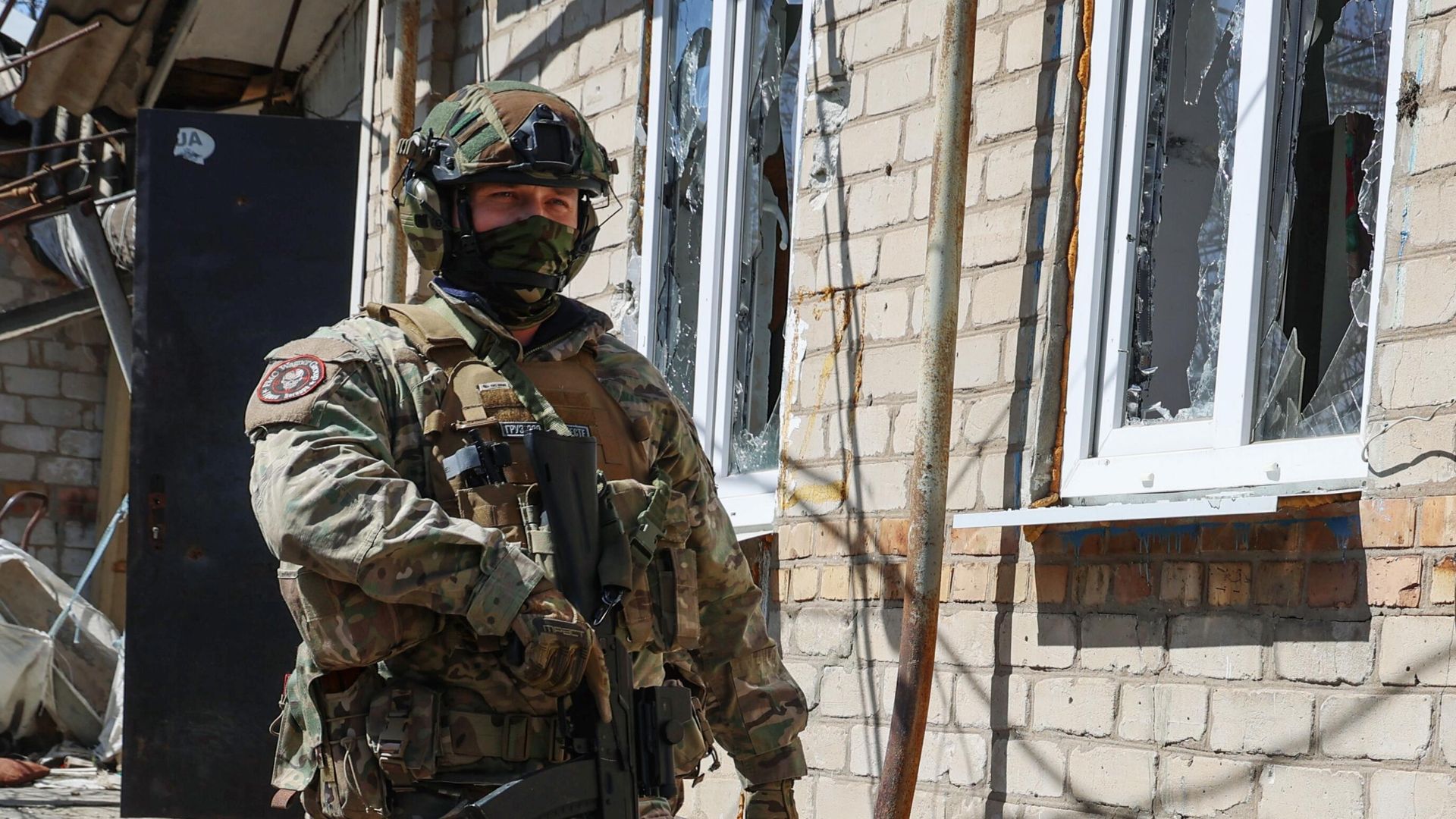 Боец ЧВК Вагнер осматривает дом в частном секторе освобожденной части Артемовска Боец ЧВК Вагнер осматривает дом в частном секторе освобожденной части Артемовска - РИА Новости, 1920, 21.04.2023
