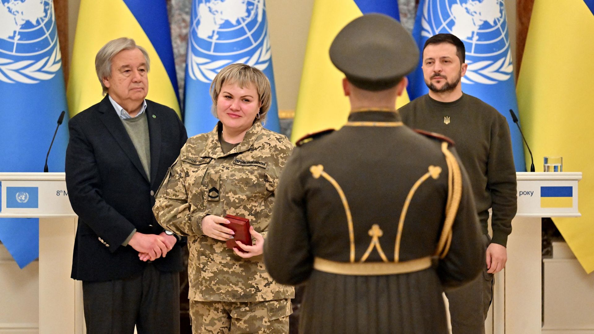 Генсек ООН Антониу Гутерреш и президент Украины Владимир Зеленский во время церемонии награждения женщин-военнослужащих в Киеве Генсек ООН Антониу Гутерреш и президент Украины Владимир Зеленский во время церемонии награждения женщин-военнослужащих в Киеве - РИА Новости, 1920, 19.04.2023
