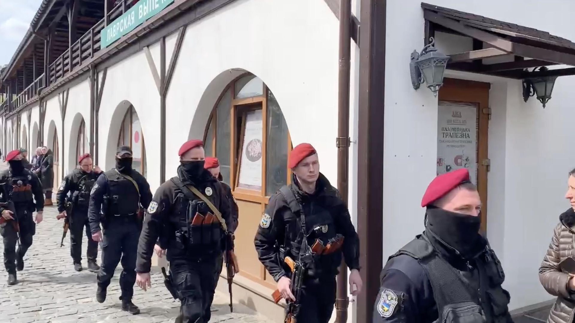 Сотрудники правоохранительных органов у Киево-Печерской лавры. Кадр видео Сотрудники правоохранительных органов у Киево-Печерской лавры. Кадр видео - РИА Новости, 1920, 19.04.2023