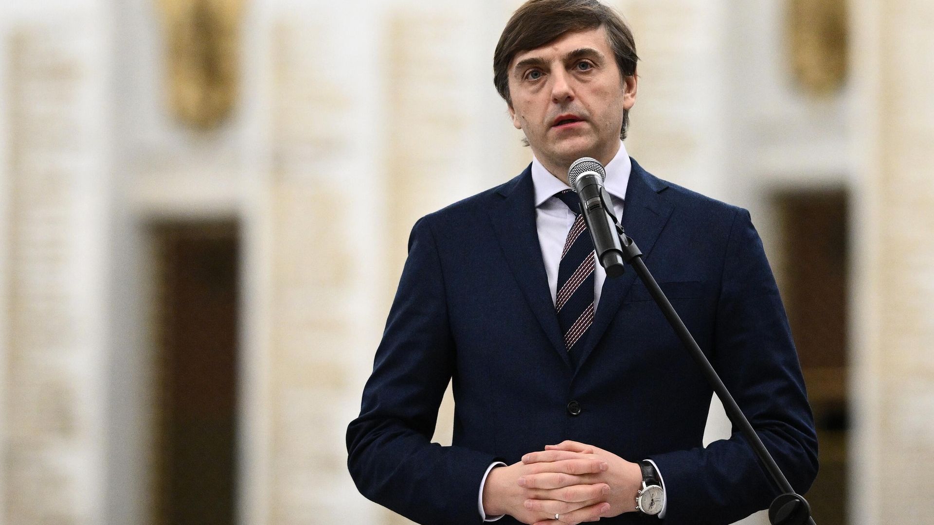 Министр просвещения РФ Сергей Кравцов на церемонии гашения почтовой марки, посвященной героям РФ, участникам специальной военной операции, в рамках первого форума Школа Героя в Москве - РИА Новости, 1920, 09.06.2023