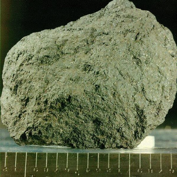 Основные типы лунных пород. Лунный базальт. Образец 12008 (Аполлон-12) Основные типы лунных пород. Лунный базальт. Образец 12008 (Аполлон-12)