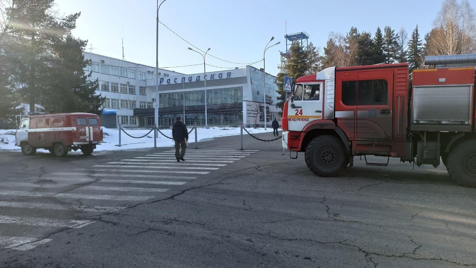 Автомобили МЧС у здания административно-бытового комплекса шахты Распадская. 19 апреля 2023 Автомобили МЧС у здания административно-бытового комплекса шахты Распадская. 19 апреля 2023 - РИА Новости, 1920, 19.04.2023