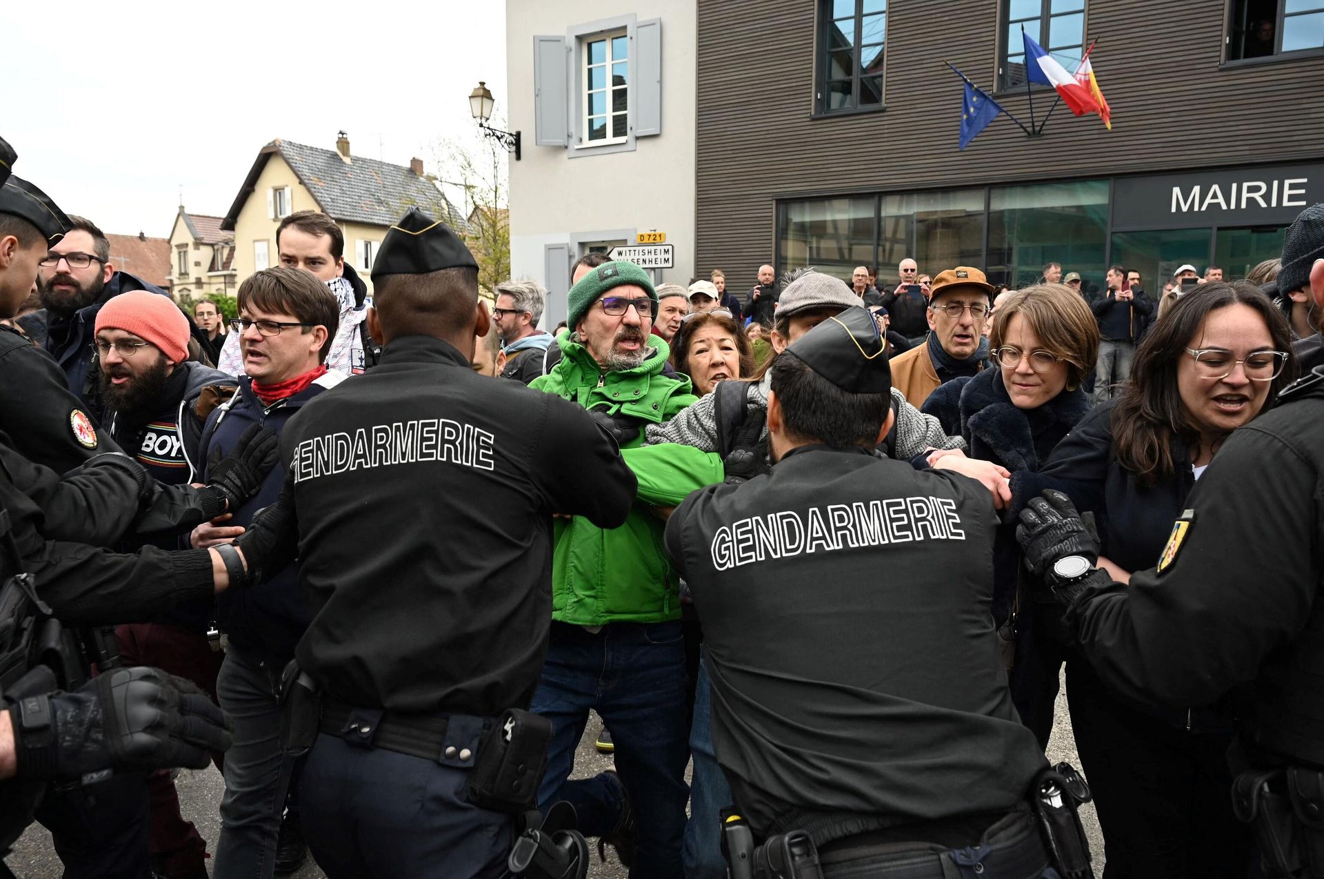 Акция протеста во время визита президента Франции Эммануэля Макрона в коммуну Мюттерсольц Акция протеста во время визита президента Франции Эммануэля Макрона в коммуну Мюттерсольц - РИА Новости, 1920, 20.04.2023