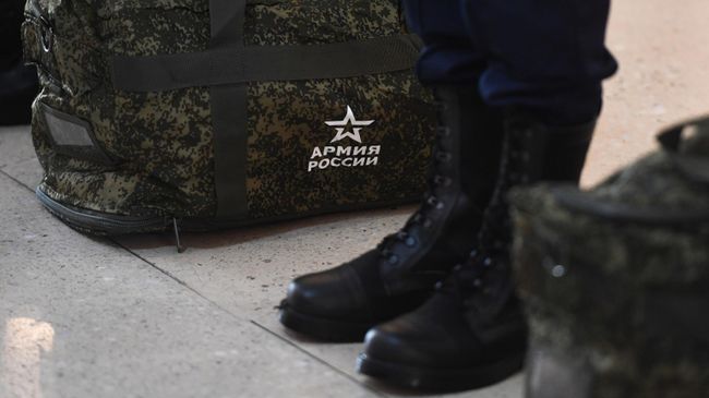 Сумка призывника в областном сборном пункте военного комиссариата Новосибирской области перед отправкой на военную службу