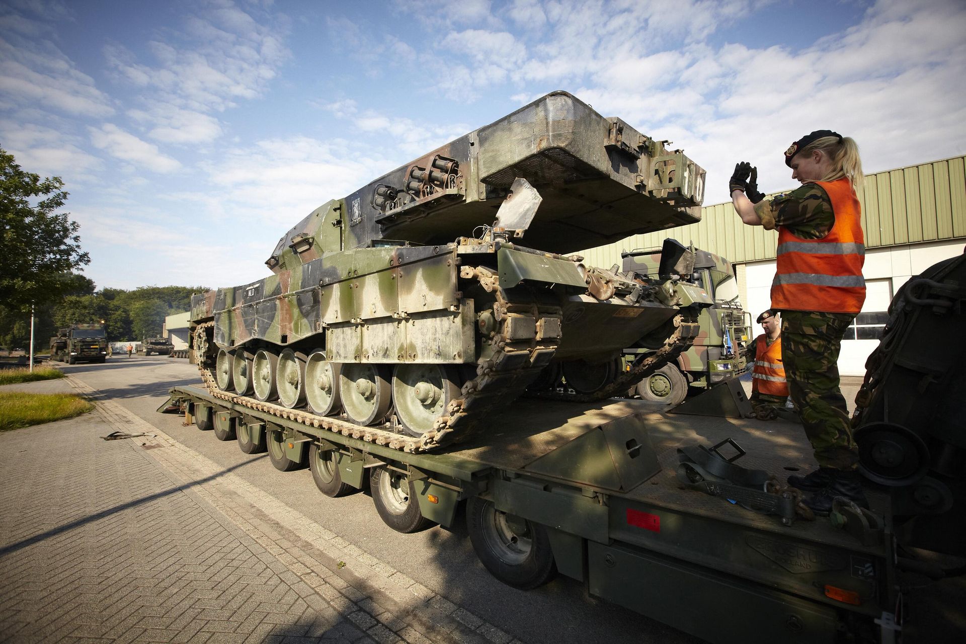 Погрузка танка Leopard II вооруженных сил Нидерландов Погрузка танка Leopard II вооруженных сил Нидерландов - РИА Новости, 1920, 02.06.2023
