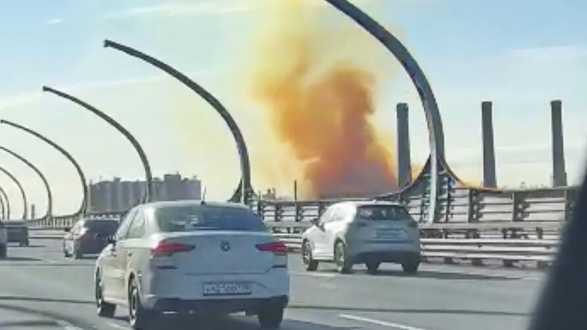 Рыжий дым над Кировским заводом в Санкт-Петербурге. Кадр видео очевидца Рыжий дым над Кировским заводом в Санкт-Петербурге. Кадр видео очевидца - РИА Новости, 1920, 20.04.2023