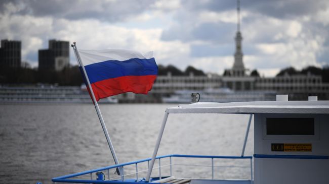 Российский флаг на речном трамвайчика Москва-1