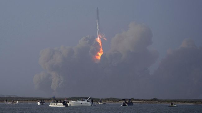 Старт ракеты-носителя SpaceX с ракетой Starship на космодроме в Бока-Чика, Техас 