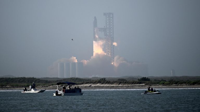 Старт ракеты-носителя SpaceX с ракетой Starship на космодроме в Бока-Чика, Техас