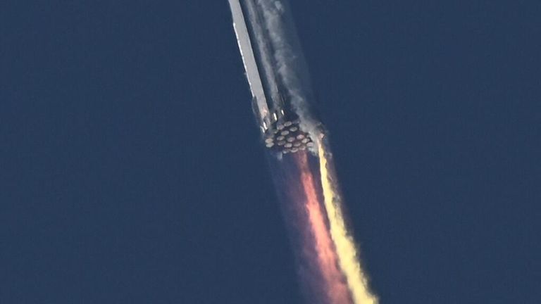 Старт ракеты-носителя SpaceX с ракетой Starship на космодроме в Бока-Чика, Техас
