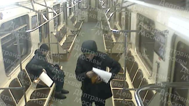 Жители Москвы, расклеивающие в вагоне электропоезда метро незаконную рекламу с надписями, содержащими признаки пропаганды и незаконной рекламы наркотических средств Жители Москвы, расклеивающие в вагоне электропоезда метро незаконную рекламу с надписями, содержащими признаки пропаганды и незаконной рекламы наркотических средств
