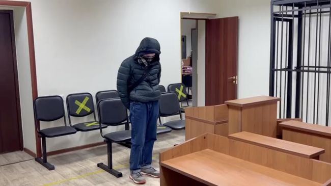 Житель Москвы, расклеивающий в вагоне электропоезда метро незаконную рекламу с надписями, содержащими признаки пропаганды и незаконной рекламы наркотических средств, в зале суда Житель Москвы, расклеивающий в вагоне электропоезда метро незаконную рекламу с надписями, содержащими признаки пропаганды и незаконной рекламы наркотических средств, в зале суда